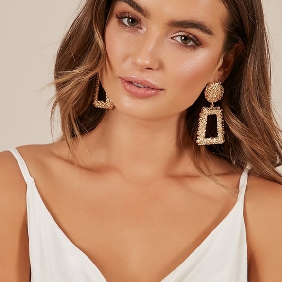 Gold raised design statement earring - Picture 3 of 4